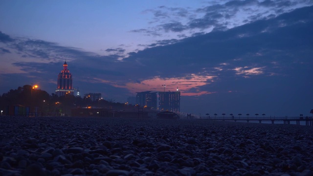 壮丽的巴统城市全景时间推移与美丽的景色在日落。夜景堤岸，灯火通明，美丽的云彩视频素材