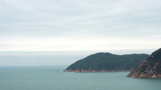 海岬在淡婴儿蓝色的海层云视频素材