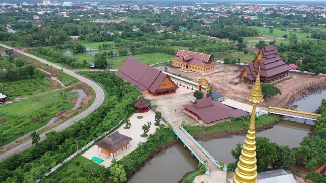 Wat Pa Wang Nam Yen鸟瞰图。最大的寺庙主要是木制的，有112根木柱。这座寺庙附近正在建造一座新塔。摩诃Sarakham省。泰国。视频素材