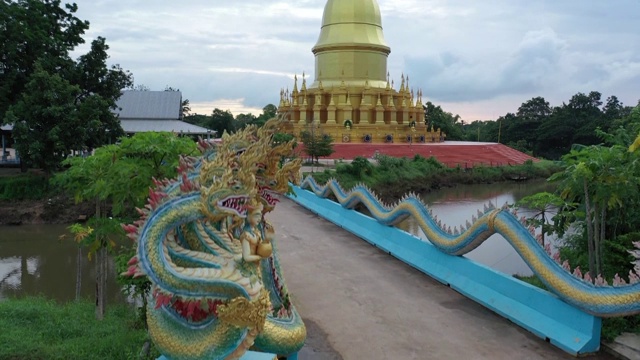 Wat Pa Wang Nam Yen鸟瞰图。最大的寺庙主要是木制的，有112根木柱。这座寺庙附近正在建造一座新塔。摩诃Sarakham省。泰国。视频素材