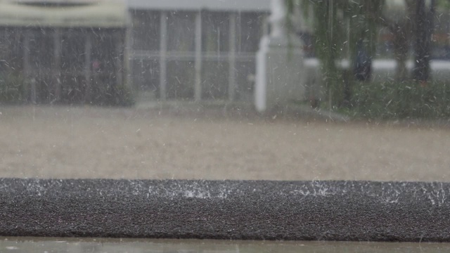 雨水落进区内，有泡沫的鞋子要根据雨季来擦视频素材