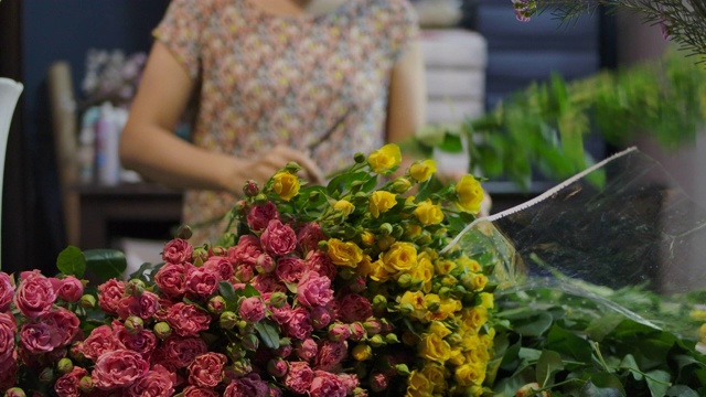 花商正在准备花束视频素材