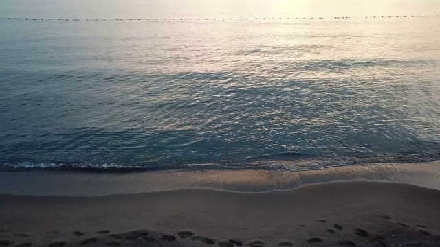 海浪拍打着卵石。海上冲浪。海浪冲击着岸边的卵石。夏日海滨度假概念视频素材