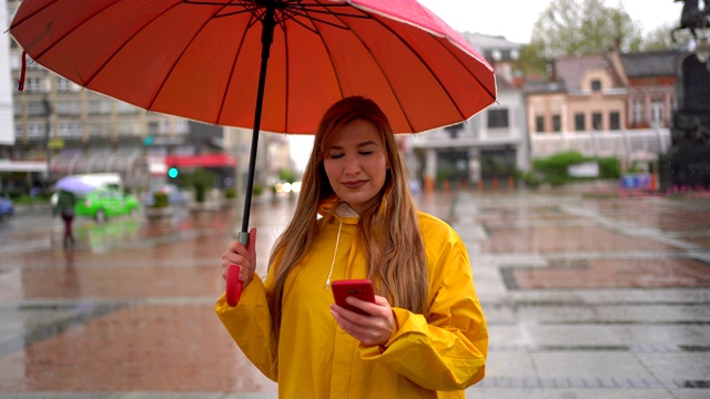 女人在下雨天使用手机视频素材