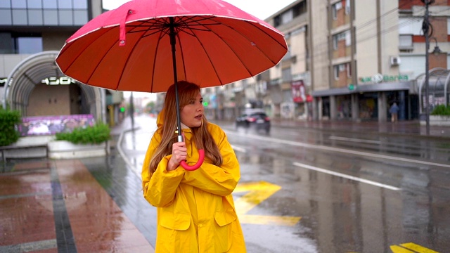 女人在雨天和寒冷的日子里在城市里。视频素材