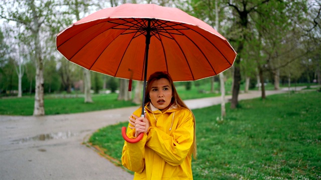 公园里阴雨寒冷的女人视频素材