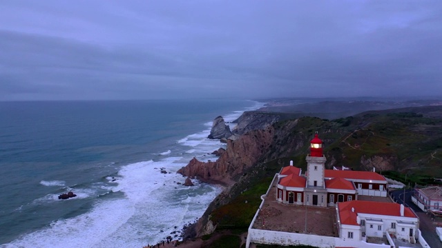 位于葡萄牙罗卡角的灯塔被称为Cabo da Roca -鸟瞰图视频素材