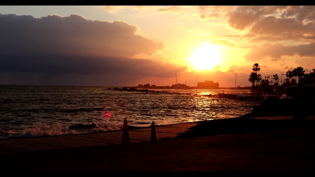 海滩上令人惊叹的日出。海面上的黄色太阳。橙色波。自然背景。美丽宁静的场景。早....阳光反射在水面上。日落俯瞰大海、城市、船只视频素材