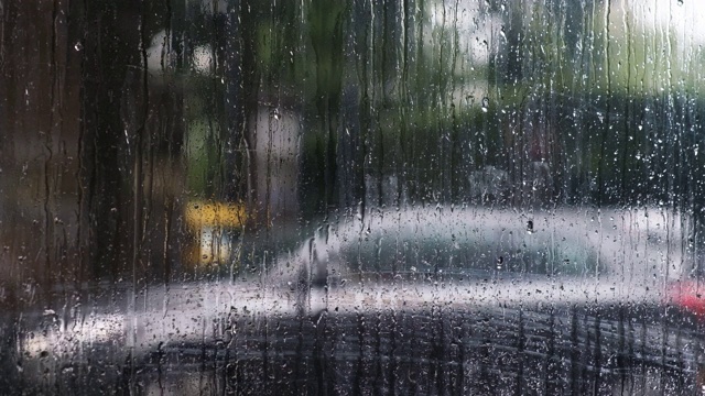 汽车在雨中在交通中视频素材