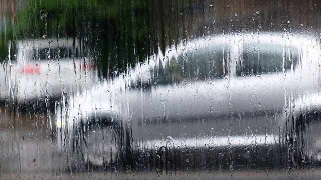 汽车在雨中在交通中视频素材