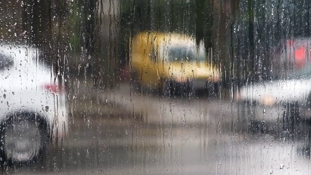 汽车在雨中在交通中视频素材