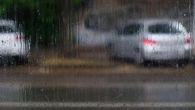 汽车在雨中在交通中视频素材