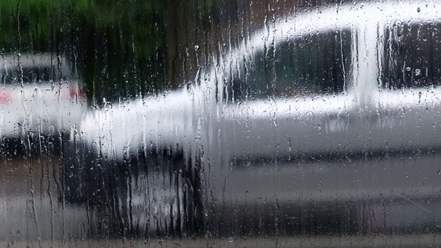 汽车在雨中在交通中视频素材