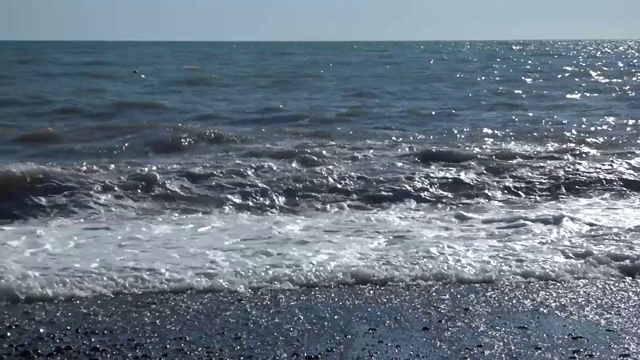 暴风雨在海上，阳光灿烂的夏日视频素材