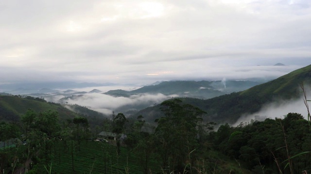 云从山顶移动的时间推移视频素材