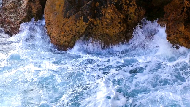 美丽的景色与海浪和岩石海岸视频素材