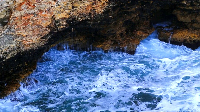 美丽的景色与海浪和岩石海岸视频素材