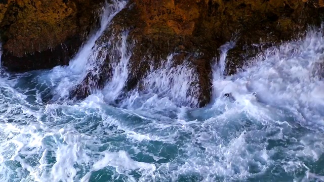 美丽的景色与海浪和岩石海岸视频下载