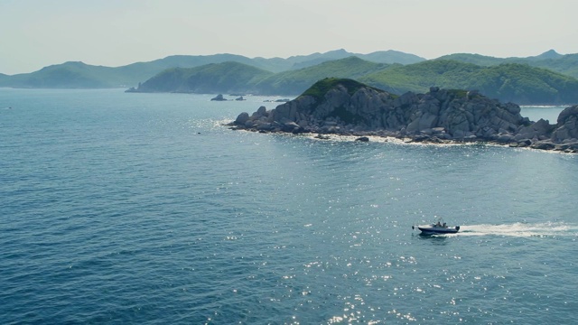 海上汽艇，晴天，从上面看视频下载