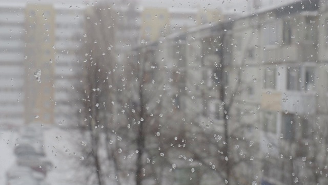 城市环境中的暴风雪。抽象模糊的冬季天气背景视频素材