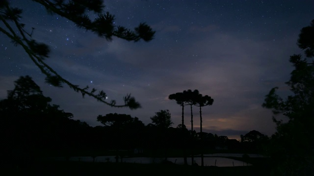 夜空中星星和云彩的时间间隔视频素材