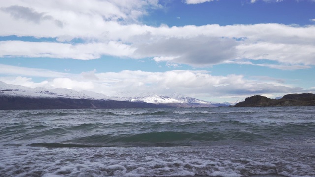 波萨达斯湖上的海浪和积雪的山脉视频素材