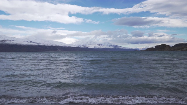 波萨达斯湖上的海浪和积雪的山脉视频素材