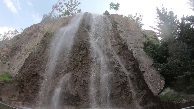 特写瀑布和自然岩石。水撞击岩石，然后变成泡沫的特写视频素材