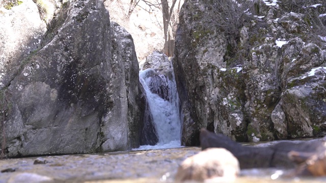 特写瀑布和自然岩石。水撞击岩石，然后变成泡沫的特写视频素材