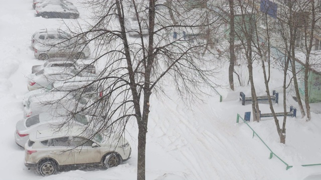 城市环境中的暴风雪。抽象模糊的冬季天气背景视频素材