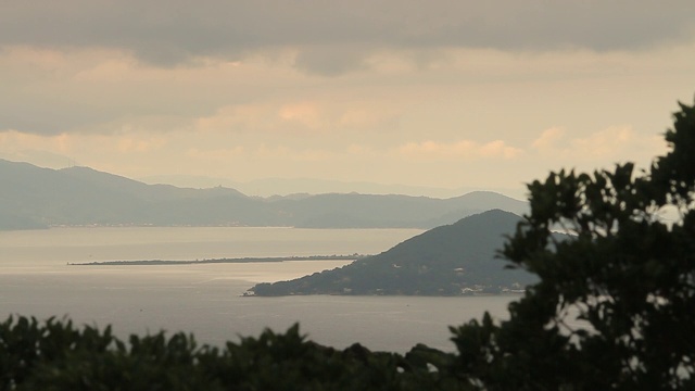 海湾岛屿的景色，日落时分视频素材