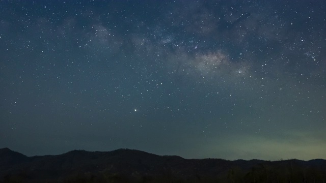 银河系时间流逝泰国南邦，宇宙星系银河系时间流逝，自然蓝，暗银河系，星系视图，恒星线，时间流逝夜空中的星星背景。4 k。视频素材