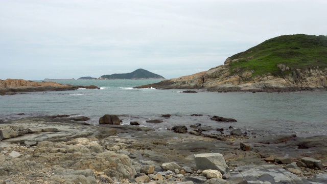 缓慢的水在岩石海岸海岸海滩岛水的缺口视频素材