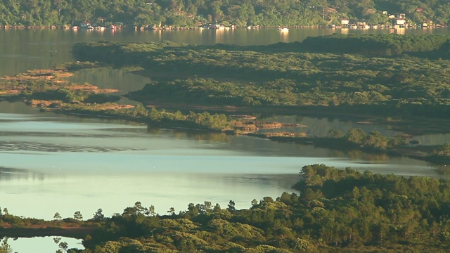 在晨光中俯瞰“Lagoa da Conceição”湖视频素材