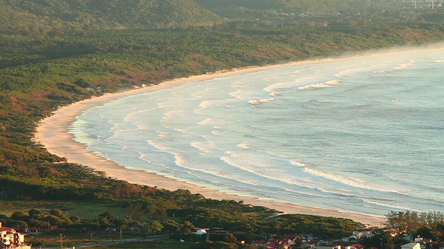 上午有雾的Moçambique海滩全景视频素材