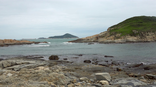 时光流逝阴影水在岩石海岸白岩视频素材