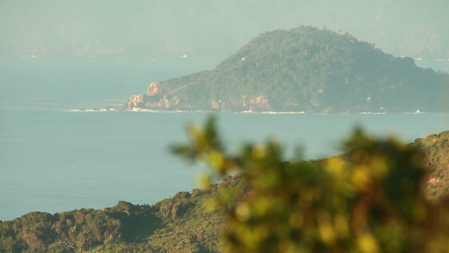 在Florianópolis中看到一个海上岛屿视频素材