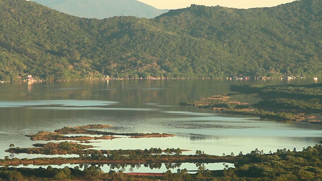 从高处俯瞰“Lagoa da Conceição”湖视频素材