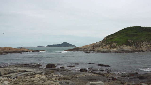 中音阴天的水冲刷岩石海岸穆迪孤立的无聊自由冥想视频素材