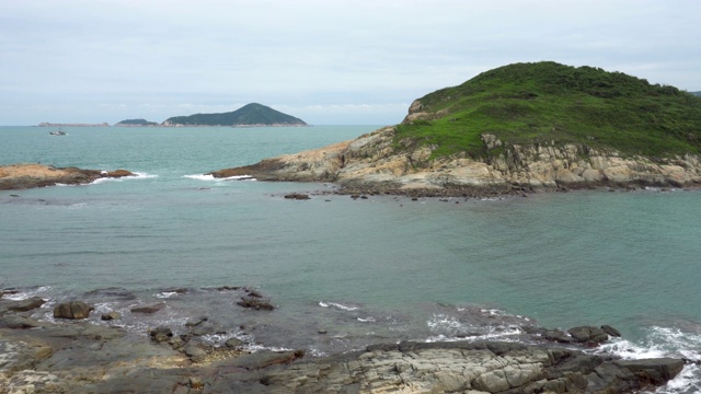 缓慢景观海景放松无聊的自然水深色绿松石深色岩石海岸绿色米色岛视频素材