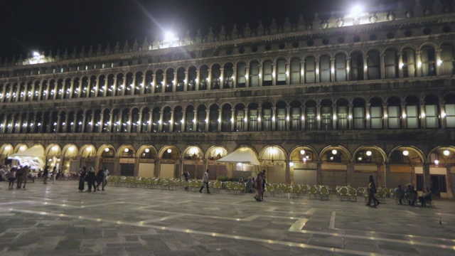 意大利威尼斯圣马可广场的夜景。圣马可广场全景图。游客们晚上在圣马可周围散步视频素材