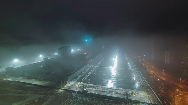 城市上空雾蒙蒙的雨夜。时间流逝视频素材