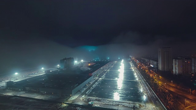 夜晚城市的大雾天气。时间流逝视频素材