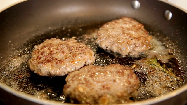 在平底锅里煎牛肉片视频素材