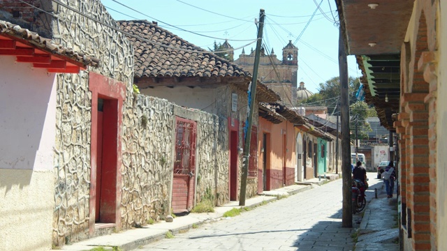 墨西哥恰帕斯圣克里斯托巴尔德拉卡斯(San Cristobal de las Cases)殖民风格村庄的鹅卵石街道视频素材