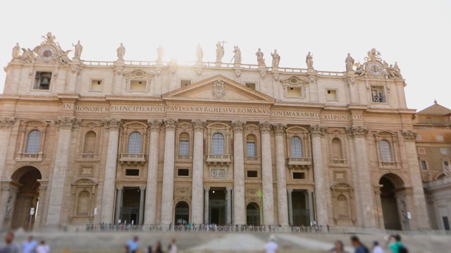 梵蒂冈的圣彼得教皇大殿，圣彼得大殿。位于意大利罗马市中心的梵蒂冈圣彼得广场和大教堂。圣彼得广场全景图视频素材