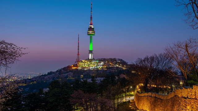 从白天到夜晚的4k时间流逝在春天的韩国首尔市和南山视频素材