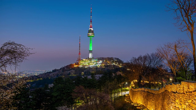 从白天到夜晚的4k时间流逝在春天的韩国首尔市和南山视频素材