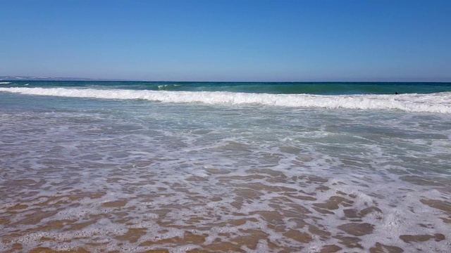 黑海，夏日阳光下的海滩海景。在泻湖海滩，瓦尔纳，保加利亚。4K超高清，视频剪辑。视频素材