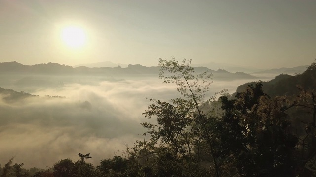 鸟瞰图的雾滚过流动在泰国北部的雨林山视频素材